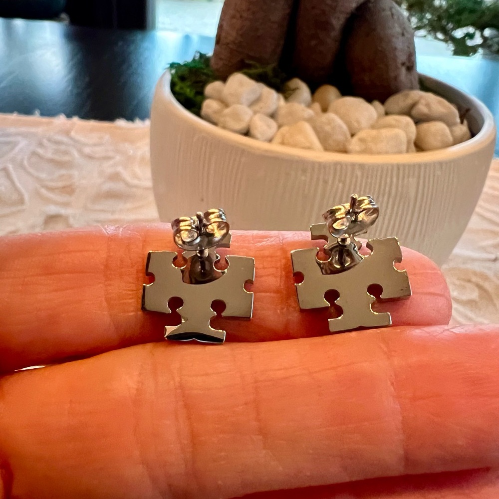 Tory Burch logo Black Cross Earrings - Picture 2 of 4